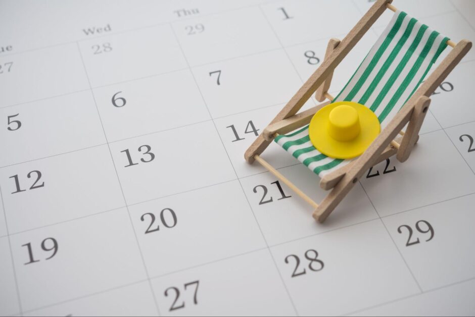 有給休暇とは?正社員の付与日数や取得ルールなどをまとめて解説 | わくスタ